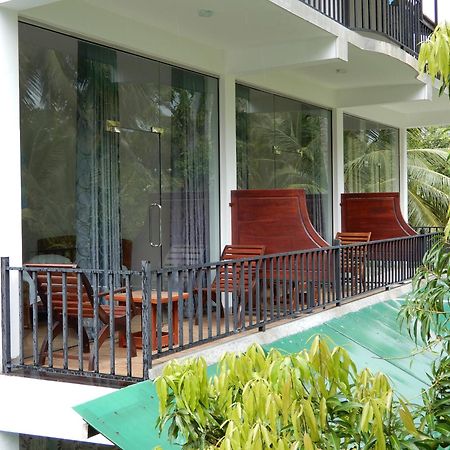 Lake Edge Holiday Inn Tissamaharama Rom bilde
