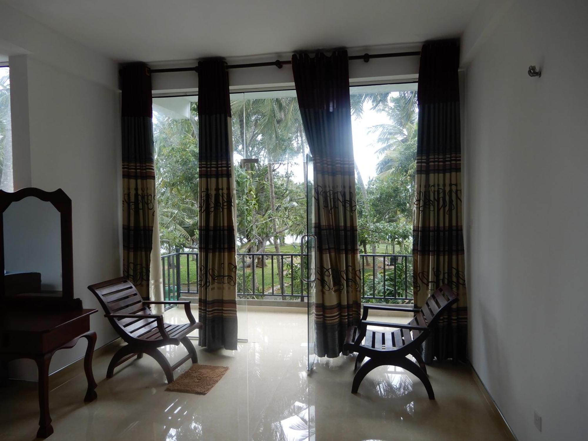 Lake Edge Holiday Inn Tissamaharama Rom bilde