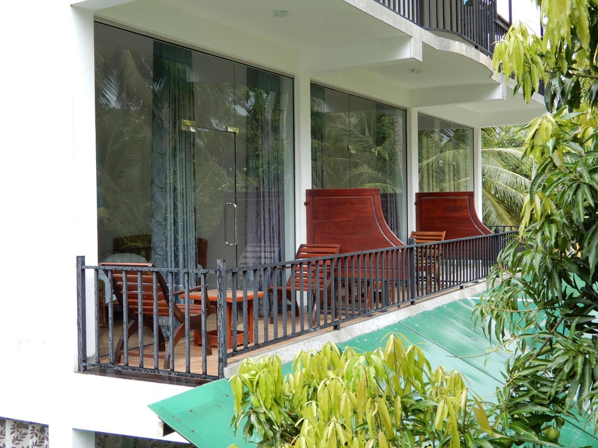 Lake Edge Holiday Inn Tissamaharama Rom bilde