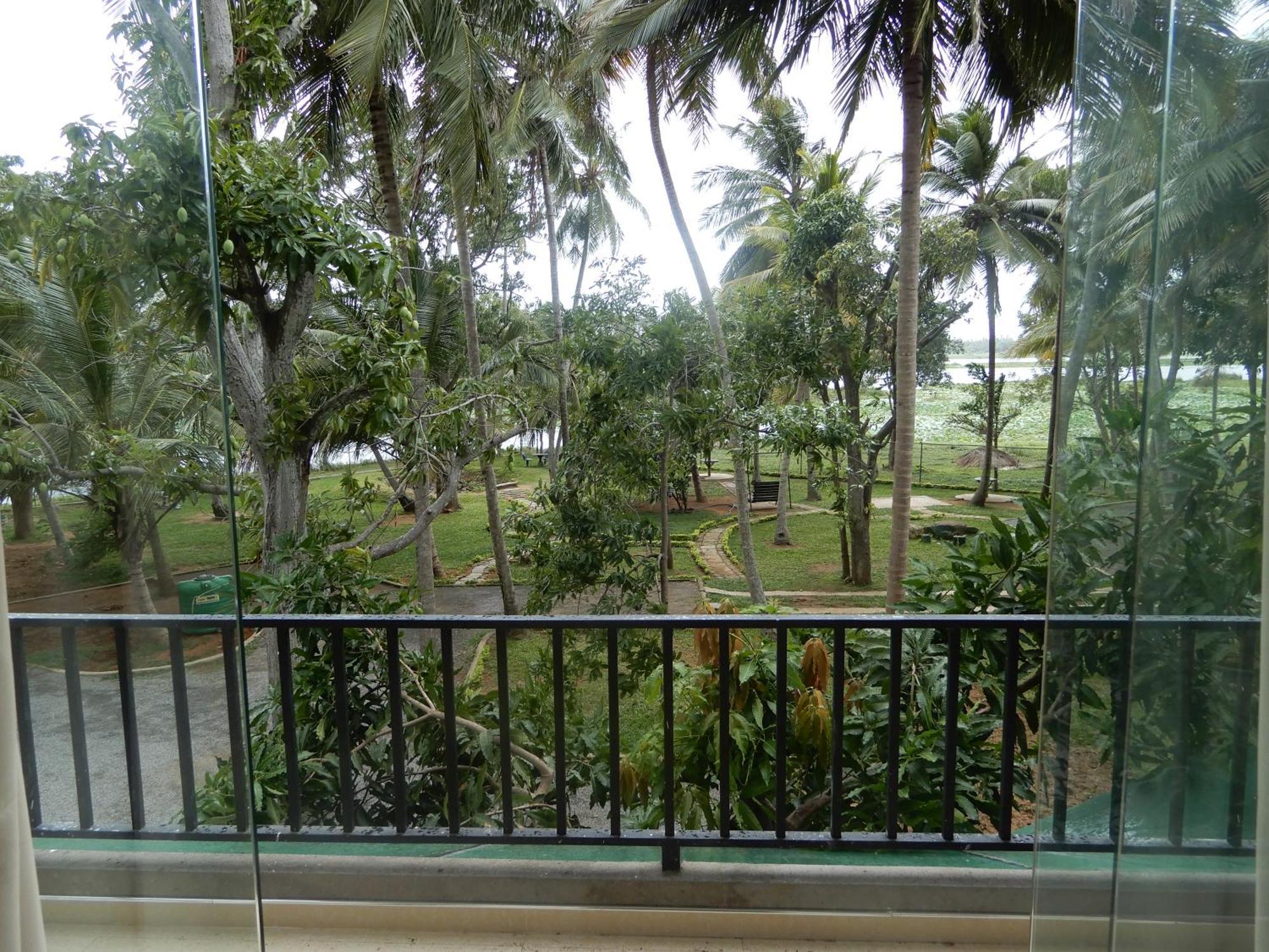 Lake Edge Holiday Inn Tissamaharama Rom bilde