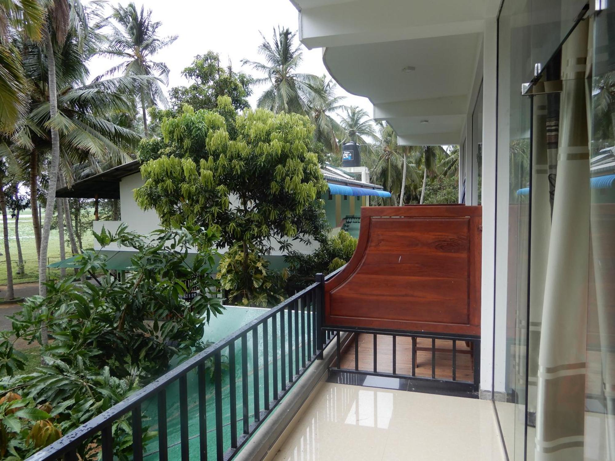 Lake Edge Holiday Inn Tissamaharama Rom bilde